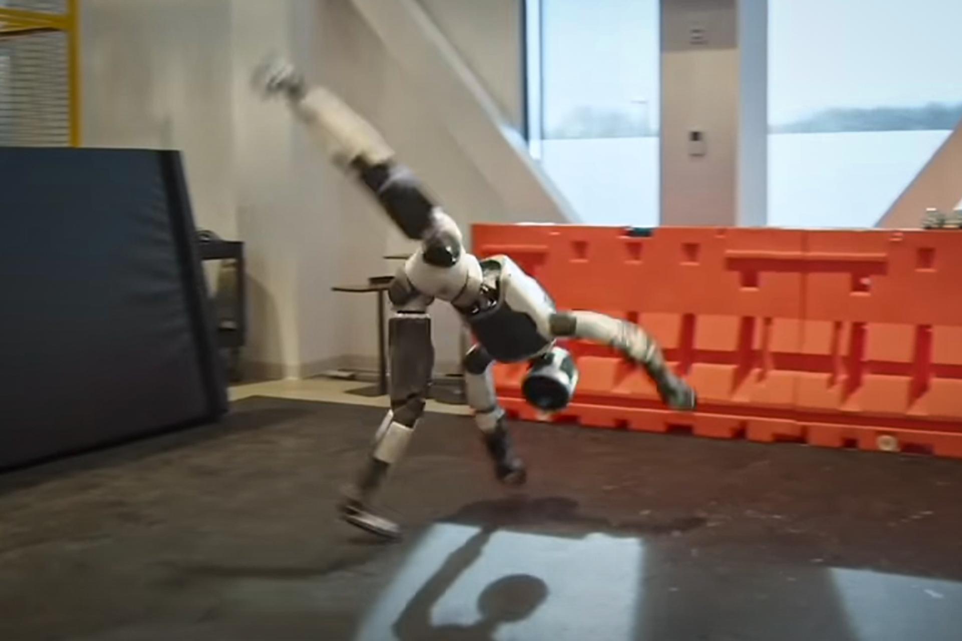 Boston Dynamics démontre une fois de plus sa maîtrise des mouvements fluides des robots humanoïdes.