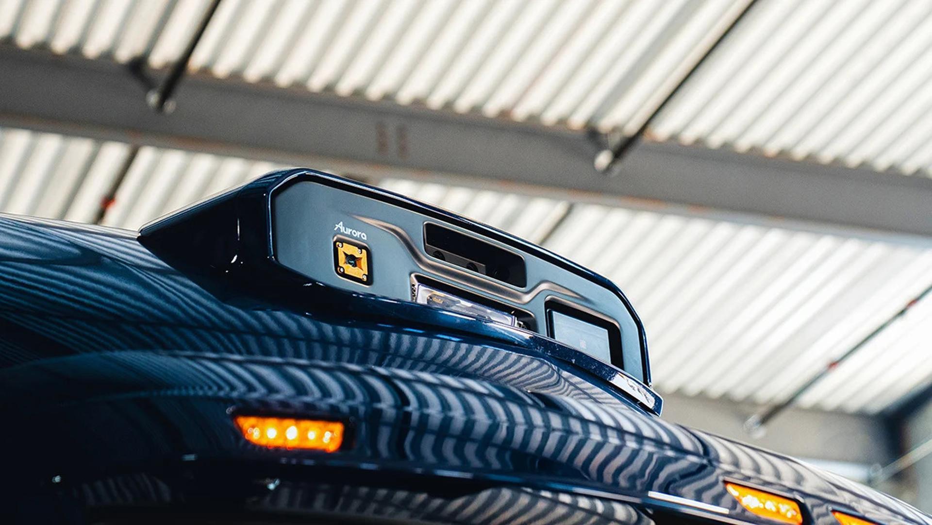 Le système Aurora Driver comprend plus de vingt capteurs LiDAR, radars et caméras (similaires à ceux que l'on voit au sommet de cette cabine) pour garantir une conduite autonome sécurisée