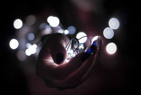 Nouvelles avancées technologiques : ce qui change dans l’industrie du gaz actuellement Close-up of a hand holding glowing string lights with a bokeh effect, creating a festive atmosphere.