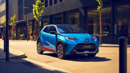 Illustration de la nouvelle Toyota Aygo X hybride sur le marché européen. Image réalisée par IA.