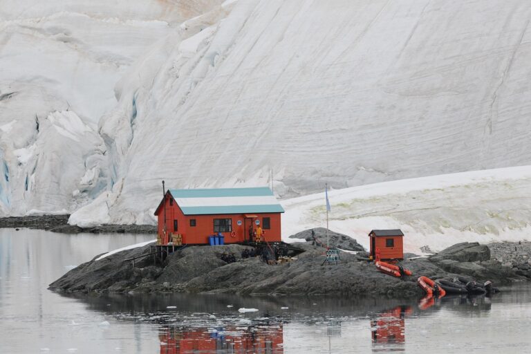 Des signaux radio mystérieux détectés sous la glace de l&rsquo;Antarctique : une découverte qui bouleverse la communauté scientifique