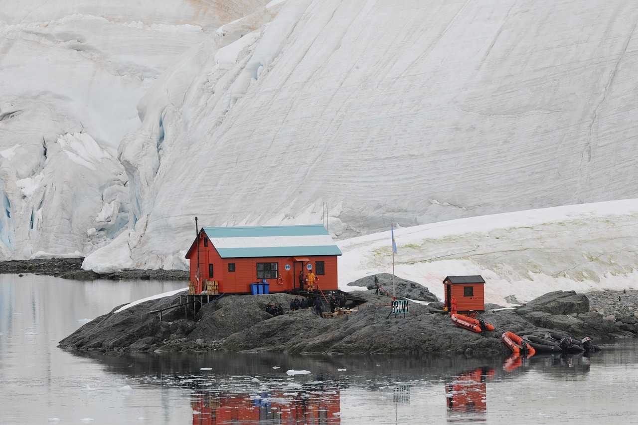 Des signaux radio mystérieux détectés sous la glace de l&rsquo;Antarctique : une découverte qui bouleverse la communauté scientifique