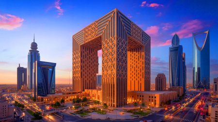 Illustration de l'immense bâtiment Mukaab à Riyad, symbole de modernité et de renouveau économique. Image réalisée par IA.