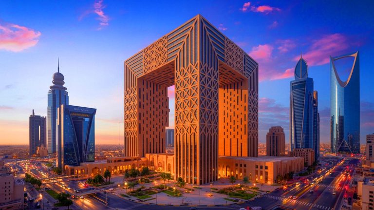 La démesure architecturale s&rsquo;invite en Arabie saoudite : découvrez le Mukaab, ce colosse urbain qui dépasse toutes les constructions humaines connues à ce jour