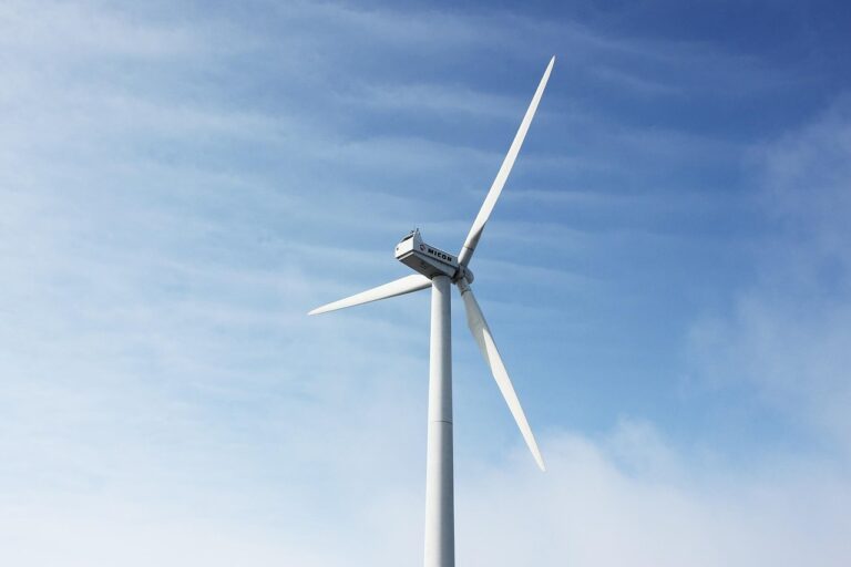 Quand d’anciennes éoliennes démesurées redéfinissent le paysage routier : ces lames de 310 mètres offrent une résistance inégalée