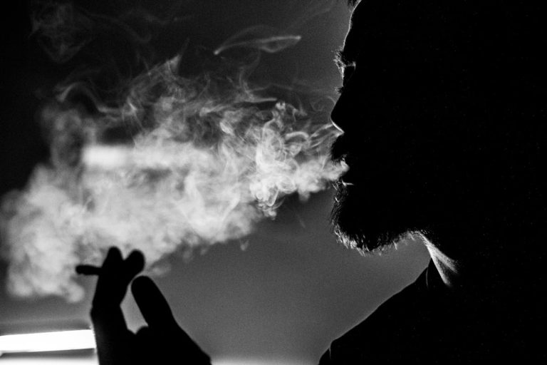 Tabac : la stratégie française en question après l’interdiction des puffs