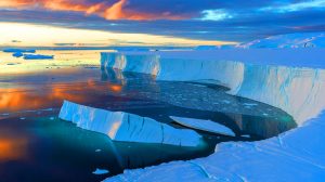 Illustration de l'effondrement de la banquise antarctique et de l'augmentation de la salinité des eaux environnantes, générée par intelligence artificielle.