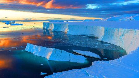Illustration de l'effondrement de la banquise antarctique et de l'augmentation de la salinité des eaux environnantes, générée par intelligence artificielle.