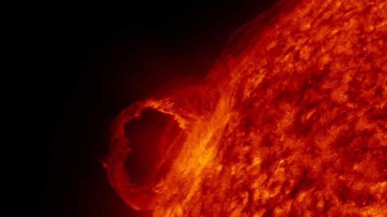 « C&rsquo;est comme un monstre céleste dansant ! » : une masse colossale surgit au-dessus du Soleil, les scientifiques en émoi face à cette apparition stupéfiante