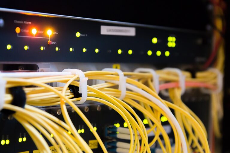 « Incroyable, c&rsquo;est comme télécharger l&rsquo;univers ! » : la technologie record du pétabit par seconde pulvérise Netflix en une seconde chrono et bouleverse Internet