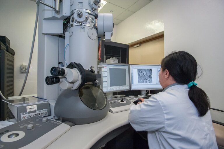 La science franchit une ligne : le premier projet d&rsquo;ADN humain artificiel suscite espoirs et craintes à travers le monde