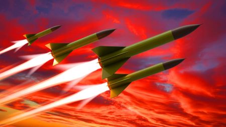 Illustration de missiles hypersoniques traversant le ciel à grande vitesse, générée par intelligence artificielle.