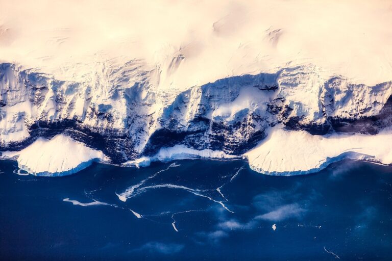 « Nous ne sommes pas seuls » : des signaux radio énigmatiques, émis depuis la glace de l&rsquo;Antarctique, bouleversent la communauté scientifique