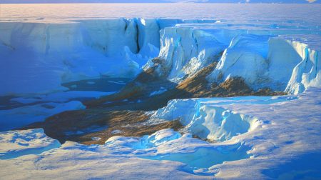 Illustration de vestiges géologiques sous la glace de l'Antarctique. Image réalisée par IA.