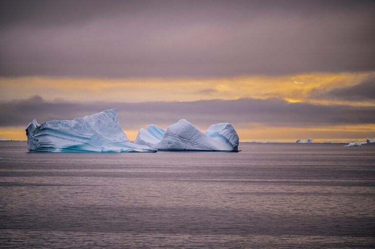« Une découverte qui change tout » : un satellite révèle 7 milliards de tonnes cachées sous la glace de l&rsquo;Antarctique dans ces mystérieux lacs souterrains