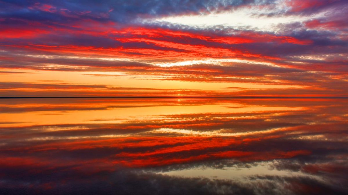 « C’est incroyable, le ciel brûle de couleurs » : mystère du soleil révélé, triomphe scientifique ou désastre imminent Illustration de la transformation des couleurs du Soleil à travers l'atmosphère terrestre.