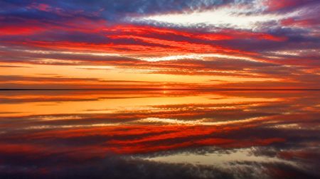 « C’est incroyable, le ciel brûle de couleurs » : mystère du soleil révélé, triomphe scientifique ou désastre imminent Illustration de la transformation des couleurs du Soleil à travers l'atmosphère terrestre.