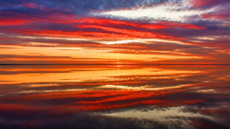« C&rsquo;est incroyable, le ciel brûle de couleurs » : mystère du soleil révélé, triomphe scientifique ou désastre imminent