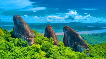 Illustration de la Roche des Trois Baleines dans le parc forestier de Phu Sing en Thaïlande.