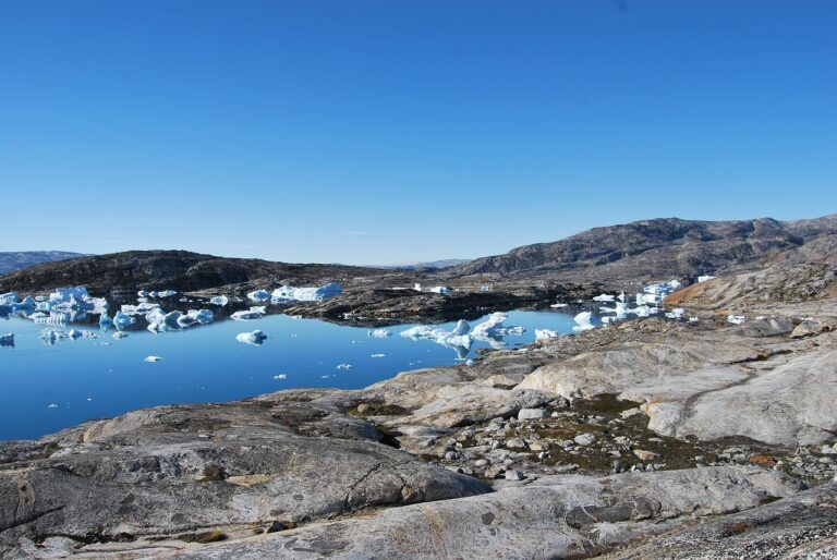 « Une explosion d&rsquo;eau glacée » au Groenland : ce phénomène imprévu choque les scientifiques et pourrait bouleverser la planète entière selon des experts