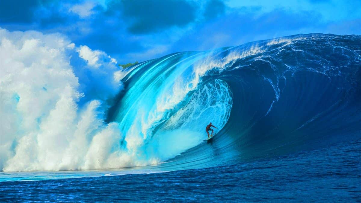 Cette vague cachée en France terrifie les surfeurs : découvrez le spot qui explose tous les records de danger ! Illustration de la vague de Teahupo’o défiant les surfeurs sous le ciel polynésien.