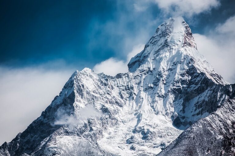 « L&rsquo;Himalaya devrait s&rsquo;effondrer » : ce géant menace de disparaître sous son propre poids, découvrez ce qui pourrait le sauver