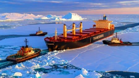 Illustration de la libération du cargo Thamesborg emprisonné dans les glaces arctiques.