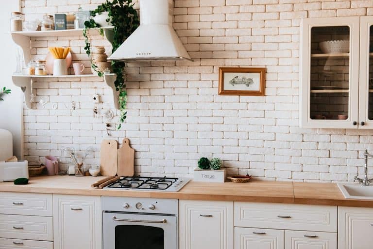 Optimiser l&rsquo;utilisation de votre plan de travail en cuisine : astuces et conseils pratiques