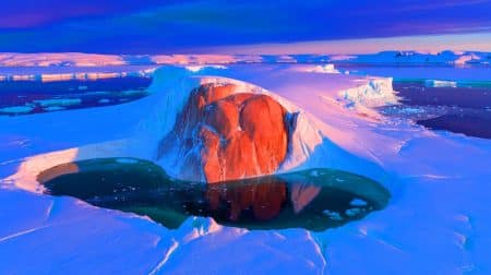 Illustration de la découverte d'un massif de granit sous la glace de l'Antarctique.