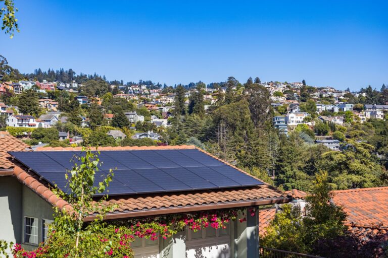 L’intégration des panneaux solaires dans l’habitat moderne