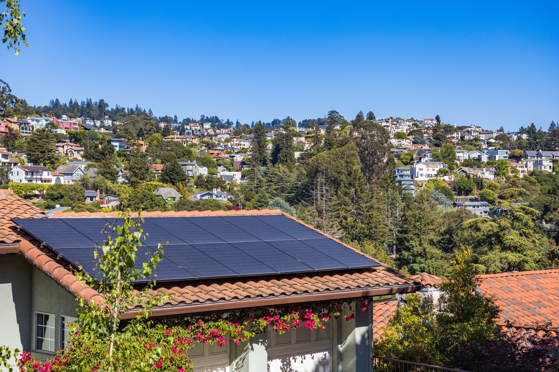L’intégration des panneaux solaires dans l’habitat moderne