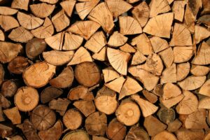 Le bois de chauffage séduit des foyers confrontés à la hausse du fioul